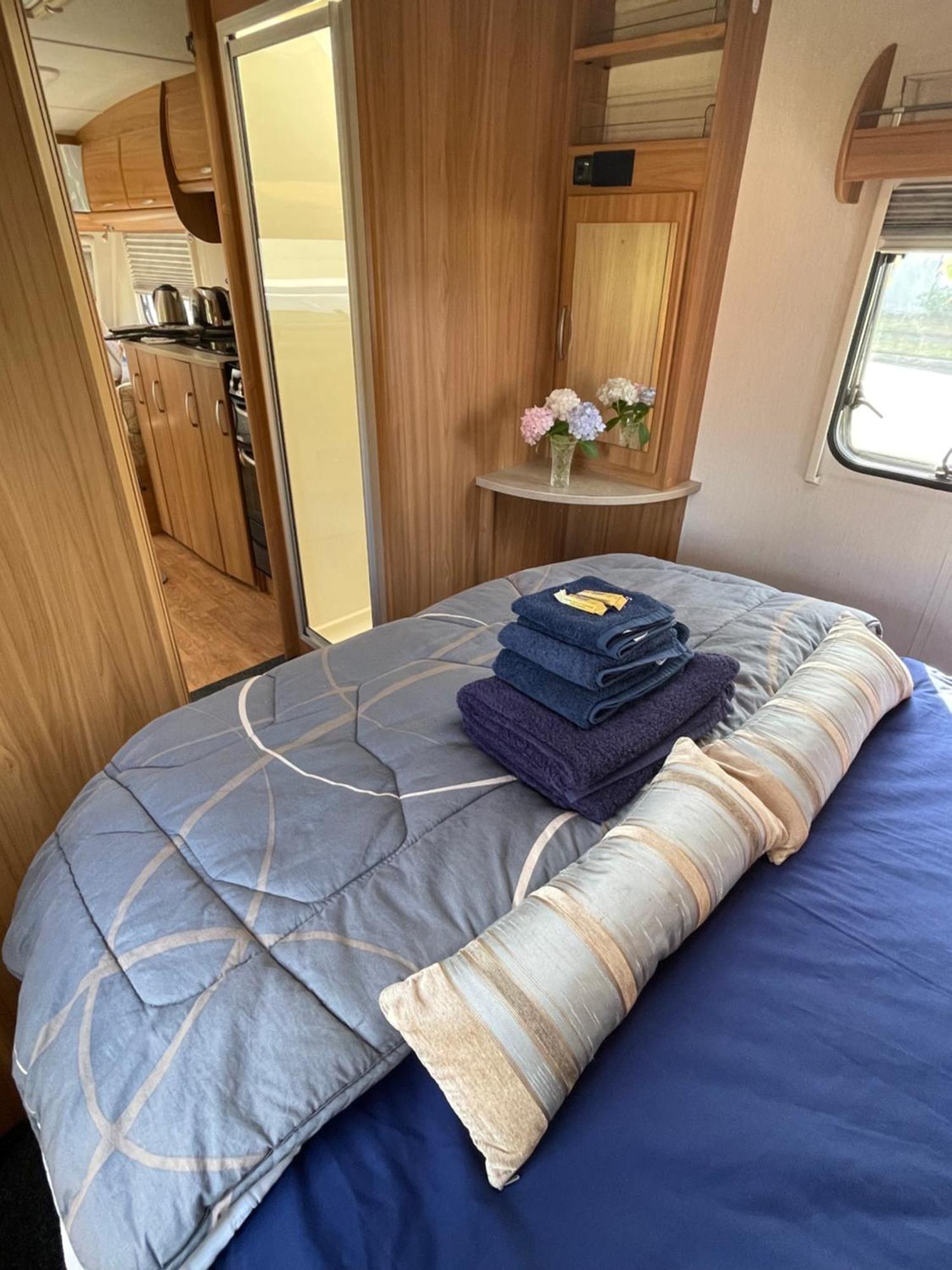Campsite Cosy Caravan Fun In Sunny With Wifi!